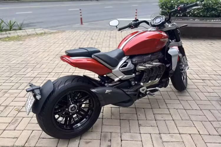 Triumph Rocket 3 R mới được đại gia Quốc Vũ bán lại sở hữu hệ thống phuộc hành trình ngược Showa nổi bật và cứng cáp với đường kính 47 mm có thể điều chỉnh độ cứng. Phía sau là một bộ phuộc đơn monoshock cũng có khả năng tùy chỉnh hợp lý.