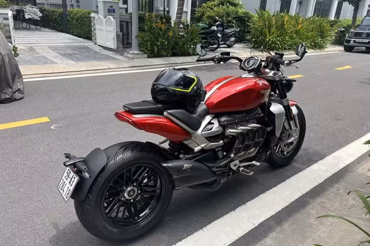 Ngoài ra, xe còn sở hữu hệ thống phanh trước Brembo trên đĩa đôi 320 mm, phanh sau cũng có ABS với đĩa đơn 300 mm trên gắp đơn.