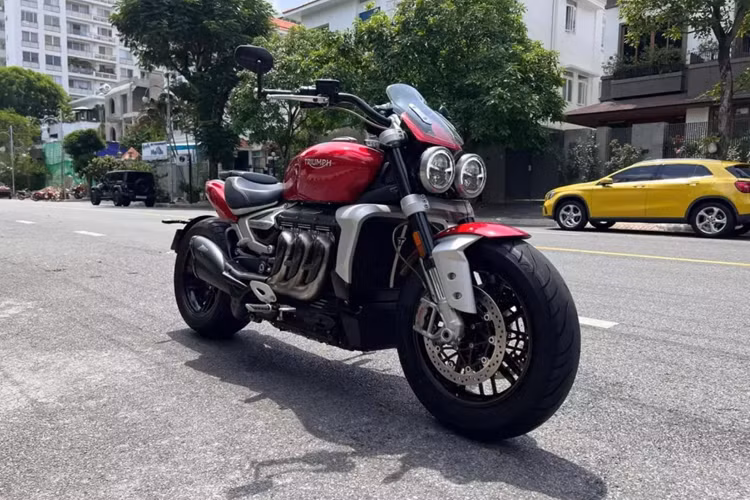 Vợ chồng nữ ca sĩ Đoàn Di Băng khá nổi tiếng trên mạng xã hội với thú vui khoe đồ hiệu, các căn biệt thự đắt đỏ, hay những chiếc siêu xe, xe thể thao và xe môtô phân khối lớn đắt tiền. Với dàn xe "2 bánh" cũng như "4 bánh" hơn 10 chiếc, có lẽ nữ đại gia cùng chồng khó mà sử dụng chúng thường xuyên và siêu môtô Triumph Rocket 3 R cũng vậy.
