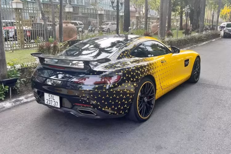 Được biết, chỉ sau vài tiếng rao bán, chiếc xe thể thao Mercedes-AMG GT S 2015 biển cặp này đã tìm thấy người mua mới, và nếu bạn tò mò muốn biết ai đã nhanh chóng chốt đơn nó, thì đó chính là 1 nhà sưu tập xe hàng đầu tại Việt Nam.