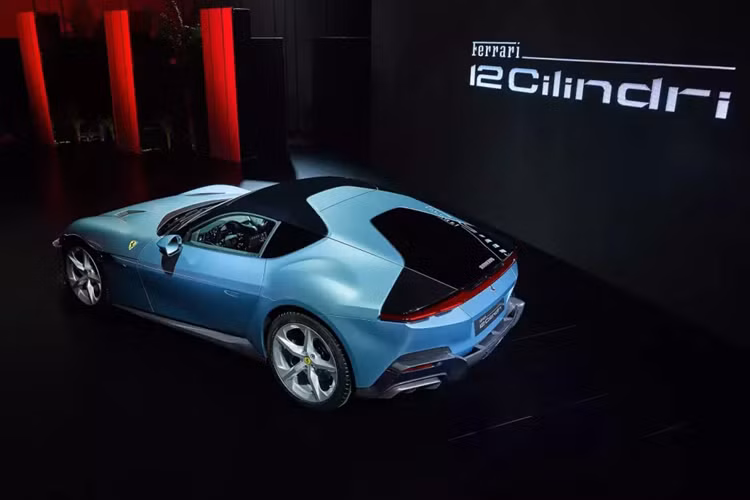 Thiết kế của siêu xe Ferrari 12Cilindri là sự tri ân của Ferrari 365 GTB/4 Daytona với dải màu đen trên mui xe không thể tháo rời hoặc thay đổi bằng màu khác vì ý muốn của nhà thiết kế. 