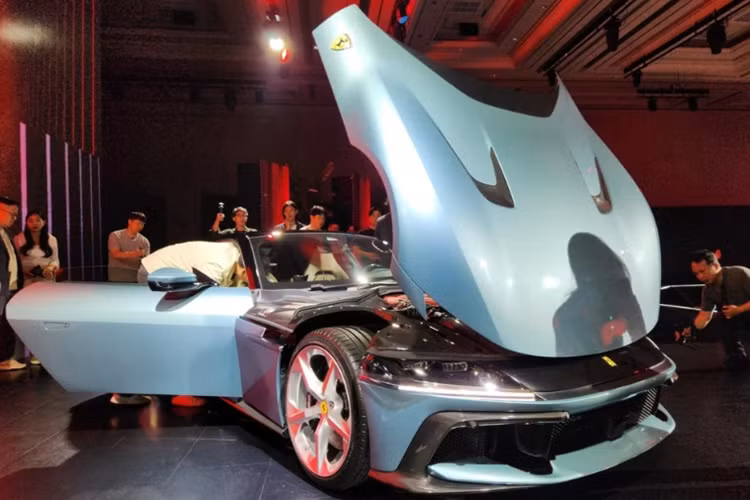 Ferrari cho biết 12Cilindri Coupe sử dụng hộp số ly hợp kép 8 cấp, xe có thể tăng tốc từ vị trí xuất phát lên 100 km/h trong 2,9 giây, 0-200 km/h trong 7,9 giây và đạt tốc độ tối đa 340 km/h. 