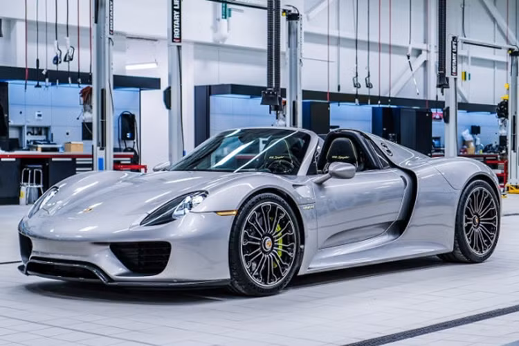 Mẫu xe hybrid của Porsche chỉ mất thời gian 2,8 giây để tăng tốc từ vị trí xuất phát lên 100 km/h trước khi đạt tốc độ tối đa 345 km/h. Gói pin lithium-ion 6,8 kWh giúp Porsche 918 Spyder có thể hoàn thành quãng đường dài 19 km chỉ với chế độ chạy bằng điện.