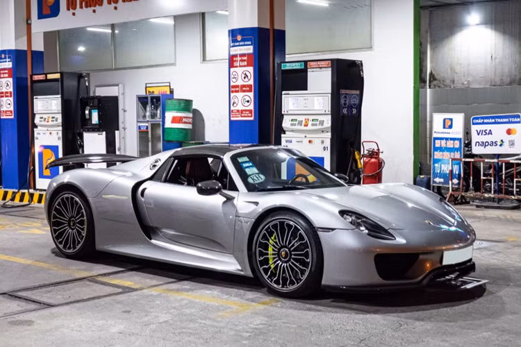 Dòng siêu xe triệu đô Porsche 918 Spyder chỉ được sản xuất đúng 918 chiếc trên toàn cầu, mỗi xe sẽ được đánh số thứ tự riêng biệt, và tùy theo cấu hình, xe sẽ có giá bán khác nhau, nhưng khởi điểm là từ 845.000 đô la, tuy nhiên, chỉ vài tháng sau được giới thiệu, Porsche 918 Spyder đã tăng giá trên 1 triệu đô la.