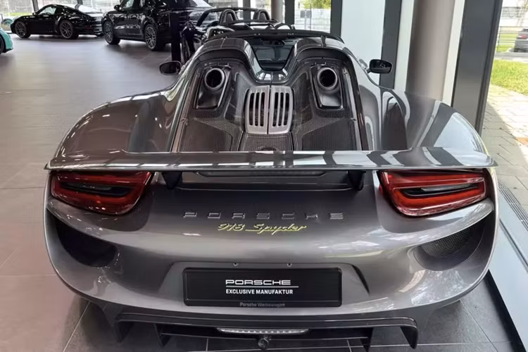 Thực tế nếu muốn mua xe Porsche 918 Spyder, doanh nhân này có thể tìm đến các đại lý trên toàn thế giới, nơi có các xe lướt còn rất mới chỉ chạy từ vài nghìn đến chục nghìn km, giá cả thì tha hồ lựa chọn, nhưng để nhập về Việt Nam gần như không thể nào.