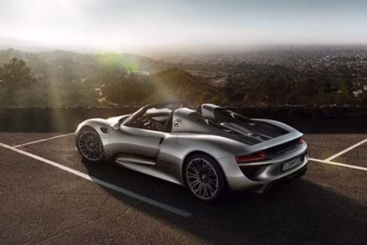 Porsche 918 Spyder trong bài viết này có màu sơn xám, 2 phần mui xe có thể tháo rời bằng carbon, khi mái nhà được tháo xuống, người dùng có thể cất gọn vào trong khoang hành lý phía trước của chiếc xe Porsche 918 Spyder.