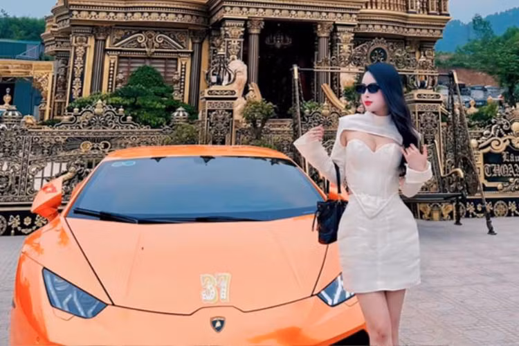 Chiếc siêu xe Lamborghini Huracan của đại gia Vĩnh Thoan mua lại từ 1 showroom kinh doanh xe ở Hà Nội, tuy nhiên, siêu bò này thực tế được 1 người chuyên mua xe bán xe ở Tp.HCM chào bán, và khi có khách, đã mang ra Hà Nội, để người bán giao cho người mua.