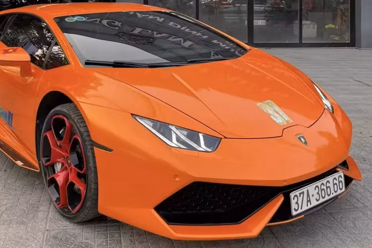 Chưa dừng lại đó, chiếc siêu xe Lamborghini Huracan LP610-4 này còn được định danh quả biển số siêu VIP 37A-366.66 từ chiếc xe Lexus LX570, mà vợ chồng đại gia này dự tính để lại cho con gái sử dụng sau này, quá ư là chất chơi.