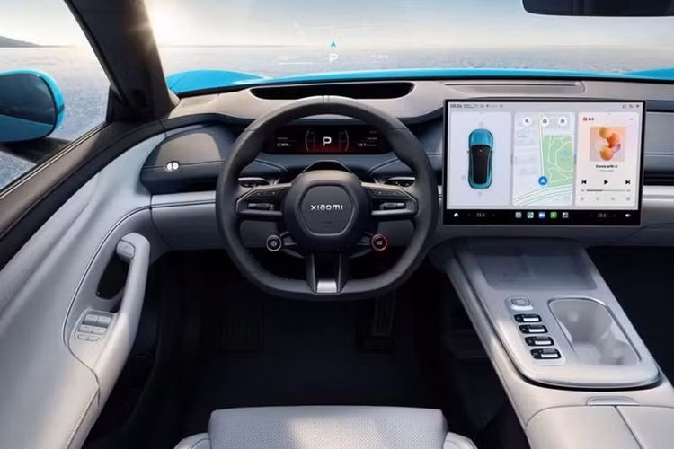 Khu vực lái của SUV điện Xiaomi SU7 2024 được áp dụng kiểu thiết kế "trục dẫn động công nghệ", nghĩa là vị trí ngồi của tài xế, trục vô lăng, màn hình thông tin cùng màn hình HUD trên kính lái sẽ nằm trên cùng một đường thẳng.