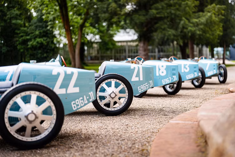 Màn ra mắt của Type 35 huyền thoại tại Grand Prix de Lyon năm 1924 từng được cầm lái bởi kỹ năng điêu luyện của các tay đua Leonico Garnier (#21), Jean Chassagne (#7), Pierre de Vizcaya (#18), Meo Costantini (#22) và Ernest Friderich (#13). Chiếc Type 35 thứ 6 được Ettore Bugatti giữ lại để dự trữ.