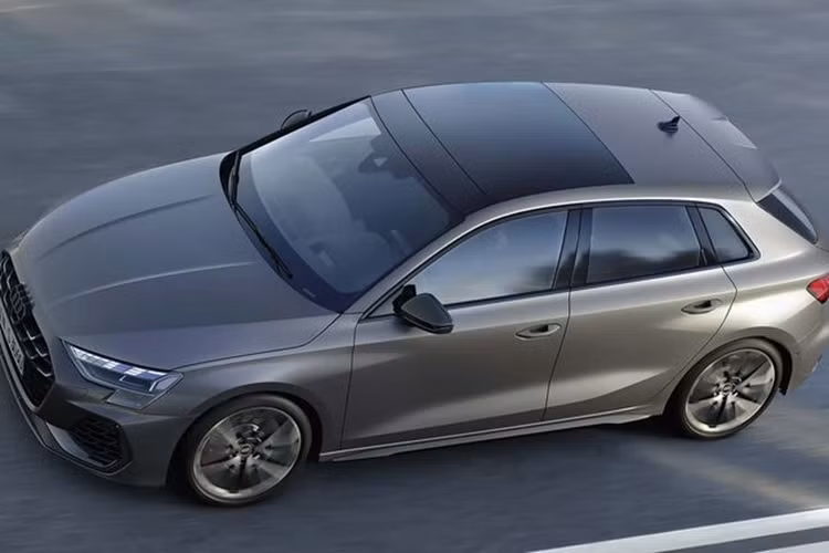 Bên trong, Audi S3 2025 có cần số được thiết kế mới, màn hình giải trí 10.1 inch cảm ứng và hệ thống đèn viền nội thất được cung cấp dưới dạng trang bị tiêu chuẩn.