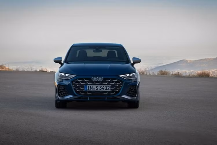Bên cạnh việc nâng cấp sức mạnh, động cơ của Audi S3 còn được tinh chỉnh để đem lại cảm giác lái tốt hơn. Mẫu xe thể thao này được bổ sung bộ chia mô-men xoắn, trang bị mà trước đây chỉ có ở phiên bản RS3 cao cấp nhất.