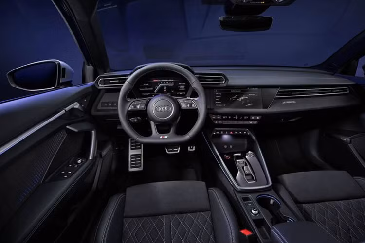 Giống với A3 mới, Audi S3 2025 có lưới tản nhiệt Singleframe hình lục giác không khung được làm phẳng và rộng hơn, kết hợp cùng các điểm nhấn hình chữ L ở hai bên của bộ cản.