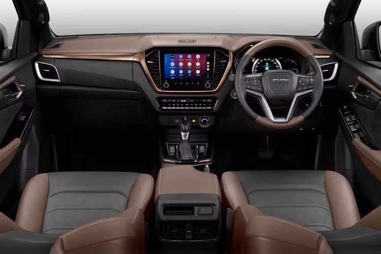 Xe có màn hình cảm ứng 9 inch dành cho hệ thống thông tin giải trí với các nút/phím tắt cảm ứng mới; các núm xoay vật lý để điều chỉnh âm lượng và điều chỉnh bên dưới được kết hợp với cụm đồng hồ kỹ thuật số 7 inch.