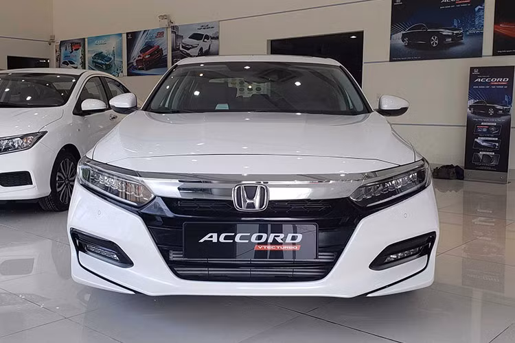 Dau Toyota Camry, Honda Accord tai Viet Nam giam toi 220 trieu dong-Hinh-3