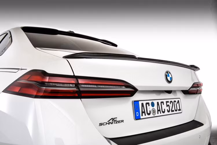 Những chi tiết này cũng có thể được anang cấp cho phiên bản G61 Touring của mẫu xe, ngoại trừ cánh lướt gió đôi phía sau vốn chỉ có ở bản sedan.