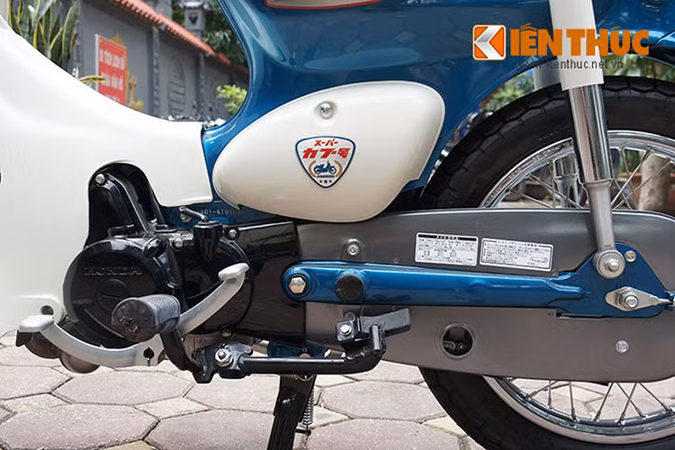 Chiếc xe này được thiết kế theo ý tưởng của Soichiro Honda, người sáng lập của Honda Motor. Ông muốn tạo ra một chiếc xe dễ lái, dễ sửa chữa, tiết kiệm xăng cho người dân thành thị và có thể chạy được trên mọi loại đường.