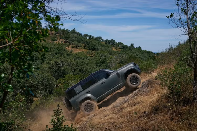Giá xe Land Rover Defender OCTA 2025 bắt đầu ở mức 152.000 USD tại Mỹ. Ở năm đầu tiên, thương hiệu sẽ chỉ sản xuất và bán ra thị trường phiên bản Defender OCTA Edition One và có giá từ 167.800 Đô.
