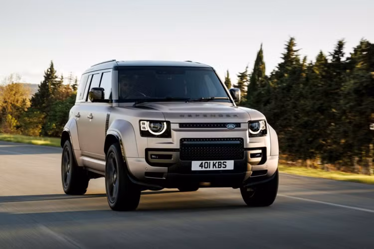 Đại gia đình Land Rover Defender mới đây đã có thêm một “thành viên” mới mang tên Defender OCTA. Mẫu xe Land Rover Defender OCTA 2025 mới, đây cũng chính là mẫu SUV mạnh mẽ và nhanh nhất từng được gắn logo Defender. Mẫu xe này cũng sẽ được ra mắt tại Lễ hội tốc độ Goodwood vào cuối tuần tới.