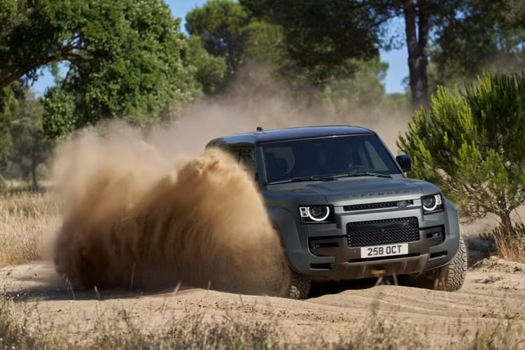 Mẫu xe SUV Land Rover Defender OCTA 2025 được trang bị hệ truyền động mới với cấu hình tối ưu hơn. Trong khi Defender V8 hiện tại sử dụng động cơ V8 5.0 lít siêu nạp thì OCTA sử dụng động cơ V8 tăng áp kép dung tích 4.4 lít có nguồn gốc từ BMW với công nghệ hỗ trợ Hybrid nhẹ.