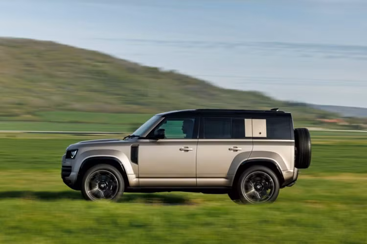 Trên đường thẳng, chiếc xe 4×4 này chỉ cần 3,8 giây để đạt tốc độ 96 km/h hoặc 4.0 giây để đạt tốc độ 100 km/h, khiến OCTA trở thành chiếc Defender nhanh nhất từ trước đến nay.