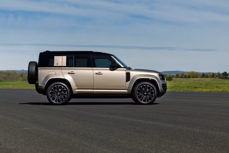 Land Rover cũng đã trang bị cho mẫu xe mới một hệ thống tự động phát hiện bề mặt xe đang chạy và tối ưu hóa Defender cho phù hợp. Người lái cũng có thể tự điều chỉnh cài đặt lái, ga và hệ thống treo. Ngoài ra xe còn có một chế độ lái mới có tên là “OCTA”.