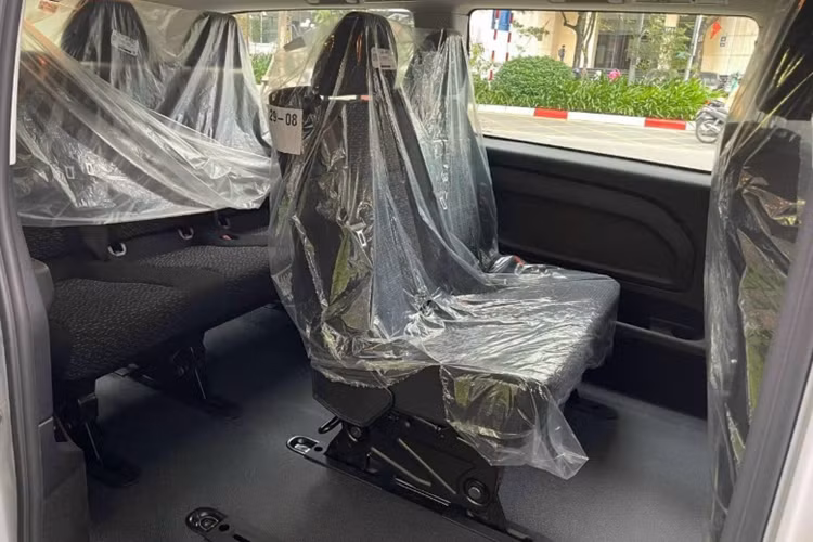 Một số phím chức năng được trang bị trên vô-lăng như thoại rãnh tay, lẫy chuyển số trên vô-lăng, nút chỉnh âm lượng, media... Phần cánh cửa thiết kế khá đơn giản với một số phím chức năng tương tự như các dòng xe đa dụng thông thường khác.