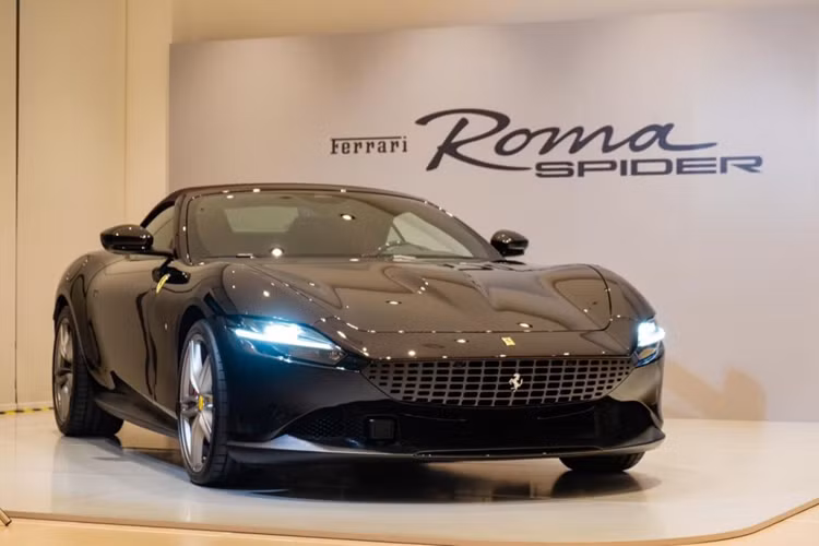 Theo công bố, mức giá xe Ferrari Roma Spider lên đến 24 tỷ đồng (chưa gồm chi phí lăn bánh). Chiếc xe Ferrari Roma Spider của doanh nhân Hà Nội sở hữu ngoại thất màu đen ánh kim đỏ nổi bật.