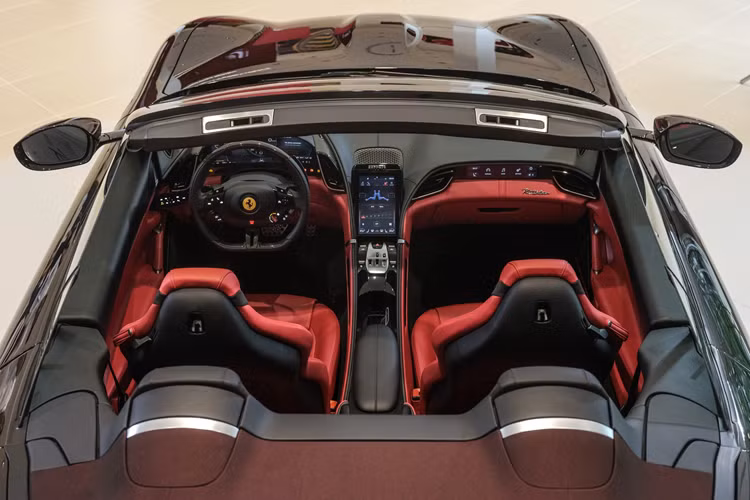 Là mẫu xe coupe 2+, hàng ghế thứ 2 của Ferrari Roma khá khiêm tốn, thích hợp để một chút đồ đạc cá nhân hơn là dành cho người ngồi. Khoang lái được thiết kế hiện đại, cuốn hút và cân xứng với kiểu đường bao phân chia tách biệt giữa người lái và hành khách.