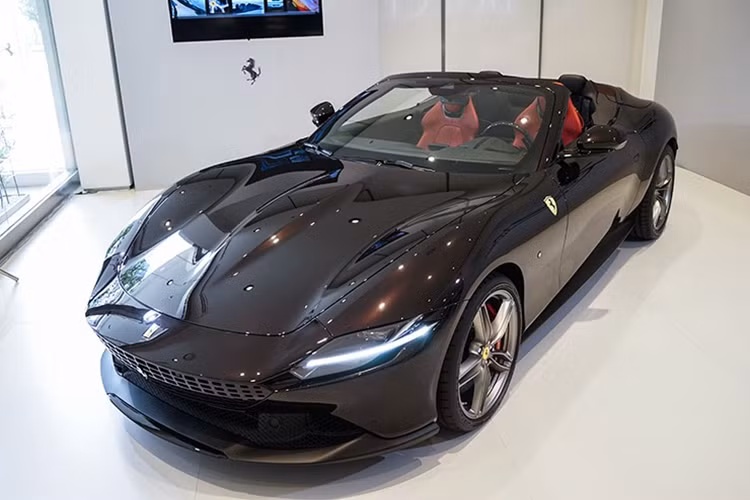 Siêu xe Ferrari Roma Spider được trang bị bộ mâm có kích cỡ 20-inch đi kèm với lốp trước 245/35ZR20 và lốp sau 285/35ZR20. Đĩa phanh trước 390 mm và đĩa phanh sau 360 mm. Về nội thất, khoang cabin của Roma Spider không có nhiều sự thay đổi so với bản thường.