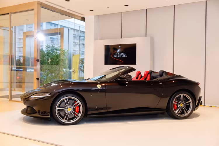 Thay vào đó, Ferrari đã sử dụng mui mềm bằng vải để tối ưu trọng lượng cho xe. Phần mui mềm bằng vải 5 lớp của Roma Spider có thể đóng/mở trong 13,5 giây ở tốc độ dưới 60 km/h. Bên cạnh đó, nếu người dùng phía sau muốn hạ mui xuống, thì chỉ cần ấn vào bộ điều hướng gió đặc biệt, tích hợp trên tựa lưng của hàng ghế.