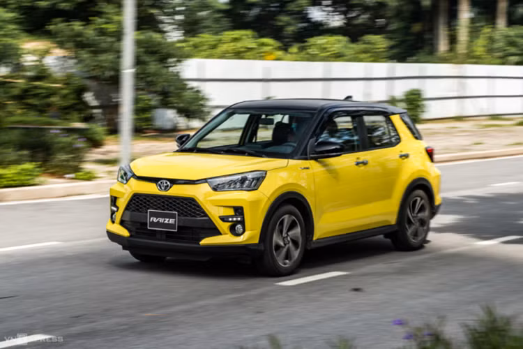 Để kích cầu mua sắm, vào hồi đầu tháng 3/2024, Toyota Việt Nam đã công bố giá bán niêm yết mới của 2 mẫu xe Vios và Veloz Cross. Theo đó, Toyota Vios có giá niêm yết mới dao động từ 458 - 545 triệu đồng, giảm từ 21 - 47 triệu đồng so với trước.