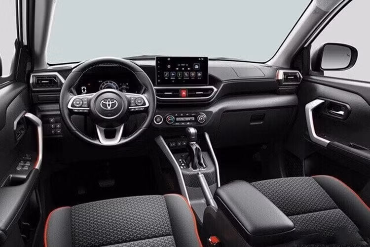 Hai mẫu xe khác có doanh số trên 100 chiếc của Toyota Việt Nam là Yaris Cross (119 xe) và Corolla Cross (106 xe). Những mẫu xe còn lại của thương hiệu Toyota như Fortuner, Innova, Camry hay Corolla Altis đều có doanh số dưới 100 xe.