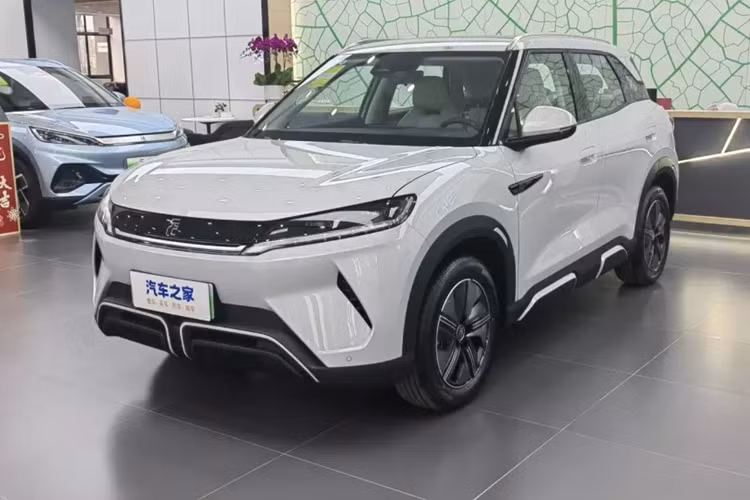 Vào ngày 4/2/2024, những bức ảnh về nội ngoại thất của chiếc SUV cỡ nhỏ BYD Yuan UP 2024 mới đã được tung ra, cho thấy rất nhiều trang bị ấn tượng xuất hiện, hứa hẹn sẽ thu hút rất nhiều sự quan tâm của khách hàng trong nước.