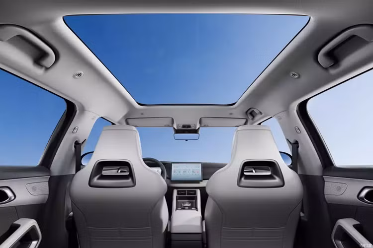 Ngoài ra, chiếc SUV cỡ nhỏ mới BYD Yuan UP vẫn giữ lại một số nút bấm vật lý nhất định gần vô lăng và cần số đa chức năng, rất thân thiện với những bạn không quen điều khiển bằng màn hình cảm ứng. Ghế lái phía trước của xe mới hỗ trợ chỉnh điện, đồng thời ghế sau có không gian tốt, sàn sau rất phẳng nên ngồi ở vị trí chính giữa sẽ không ảnh hưởng đến sự thoải mái.
