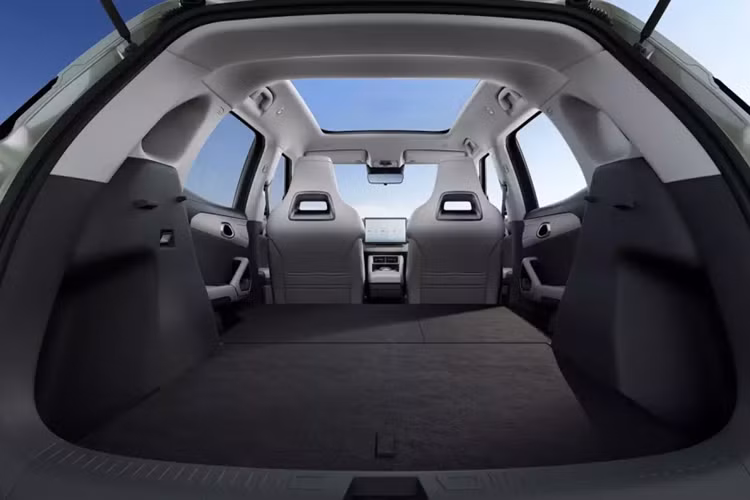 Là mẫu SUV cỡ nhỏ đầu tiên của BYD được trang bị nền tảng điện tử 3.0, nó đã thúc đẩy quá trình nghiên cứu và phát triển toàn bộ mẫu xe, đặc biệt là về không gian, mức tiêu thụ năng lượng và độ an toàn, mang lại trải nghiệm lái vượt trội.