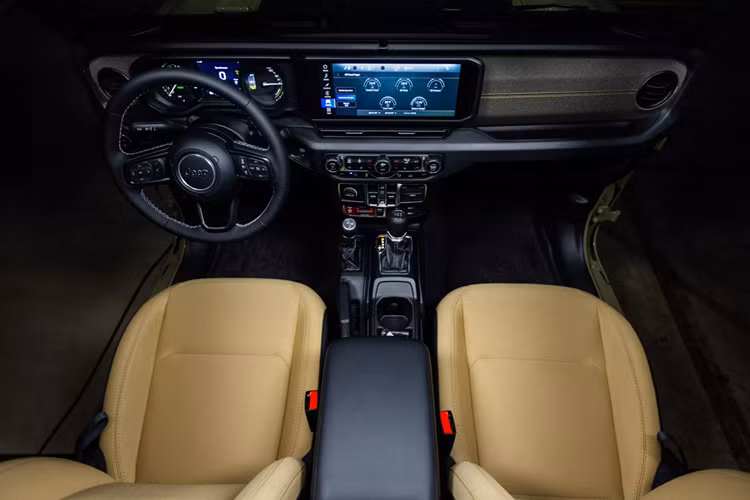 Các tùy chọn mui xe hiện bao gồm mui cứng cùng màu thân xe và mui điện Sky One-touch nhưng Jeep sẽ sớm bổ sung mui mềm màu vàng cát cho những chủ sở hữu xe có nhu cầu.