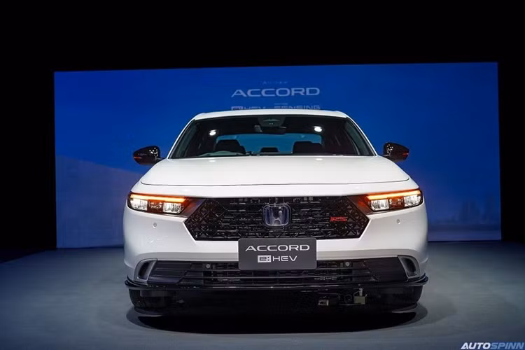 Sở dĩ mẫu xe sedan Honda Accord RS e:HEV thế hệ thứ 11 được đánh giá cao về độ an toàn là do xe được xe được trang bị hệ thống hỗ trợ lái tiên tiến Honda SENSING.