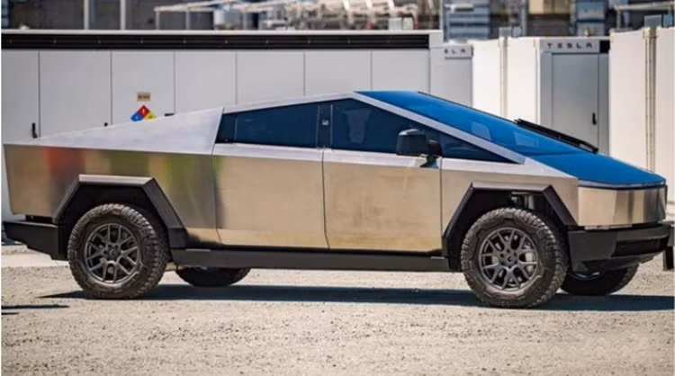 Tesla Cybertruck gap tai nan boc chay khien tai xe khong qua khoi-Hinh-2
