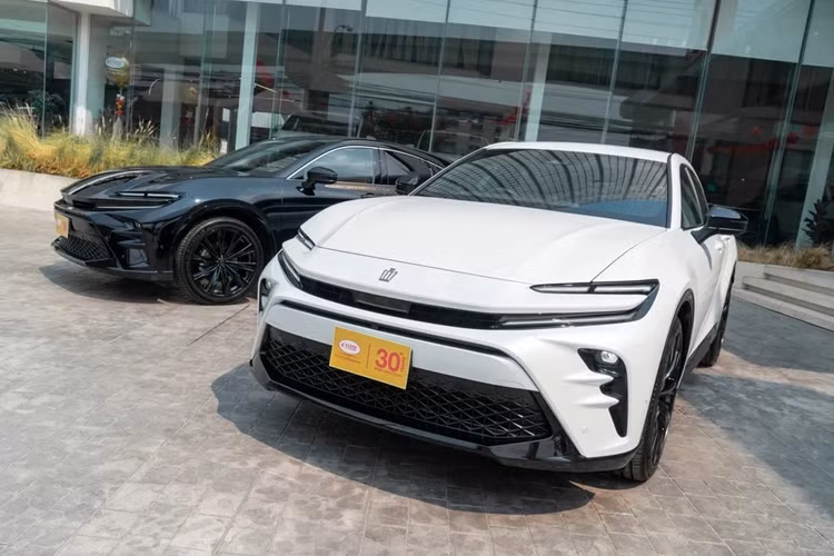 Ra mắt lần đầu vào tháng 10/2023, Toyota Crown Sport 2024 mới là phiên bản SUV của dòng xe hạng sang Crown, bên cạnh các biến thể khác như Crossover, Sedan và Estate.