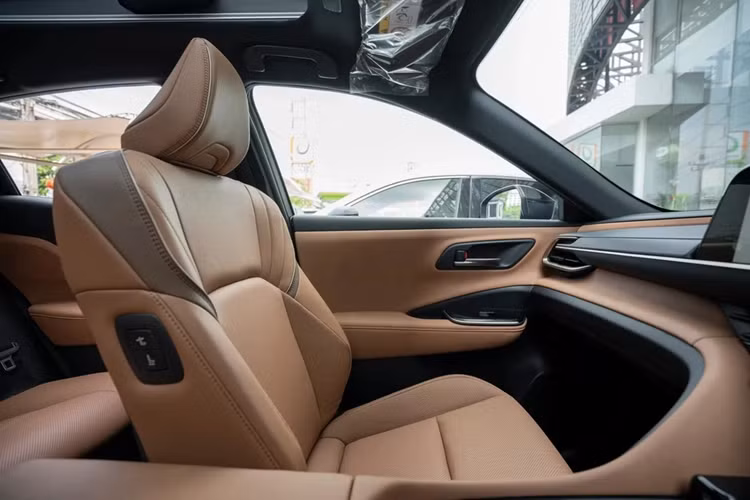 Xe cũng được bổ sung nhiều tiện nghi như kết nối Apple Carplay và Android Auto không dây, điều hòa 3 vùng độc lập, cửa sổ trời Panorama, hệ thống cách âm chủ động cho phép hành khách dễ dàng trò chuyện với nhau...