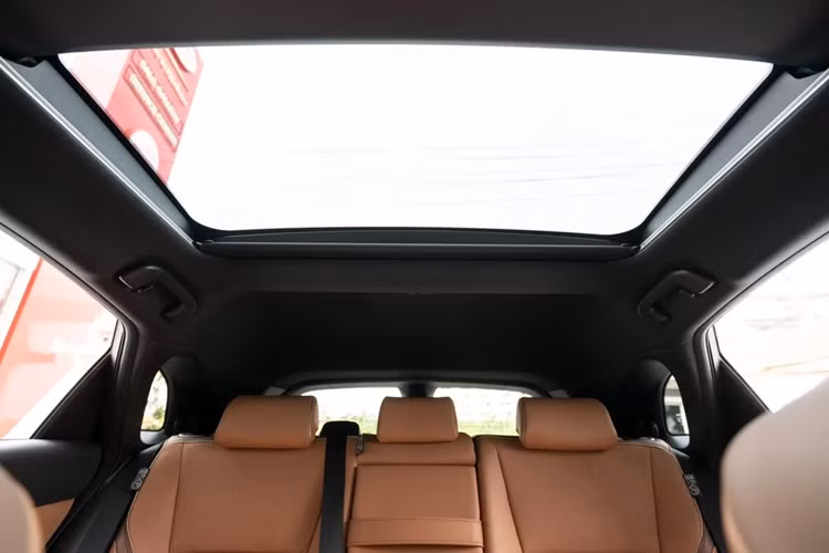Nội thất của Toyota Crown Sport có thiết kế đồng nhất với các biến thể khác. Nổi bật nhất vẫn là màn hình giải trí trung tâm cảm ứng và bảng đồng hồ taplo kỹ thuật số đồng kích thước 12.3 inch.