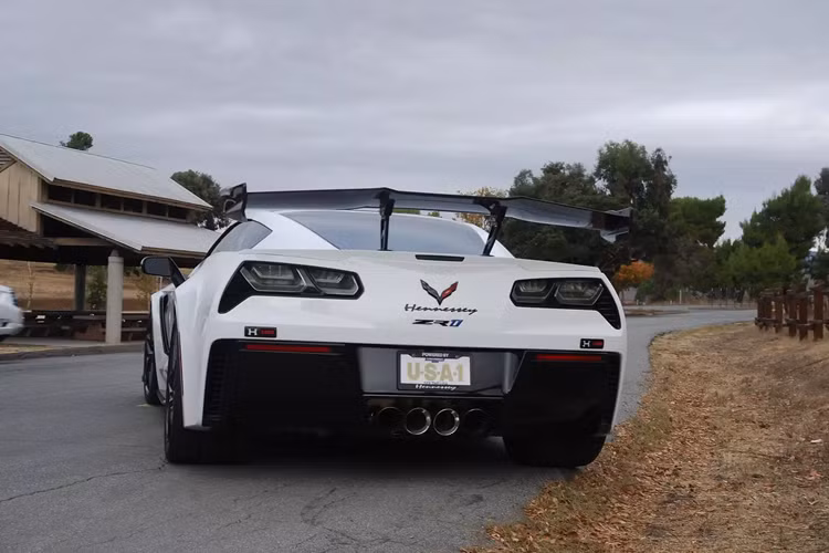 Chiếc xe Hennessey Corvette C7 ZR1 hàng hiếm này mới chỉ vận hành tổng cộng 8.000 km, còn rất mới nếu so với năm sản xuất từ 2019. Đây là một sự lựa chọn thú vị cho những người đam mê xe thể thao Mỹ hiệu năng cao.