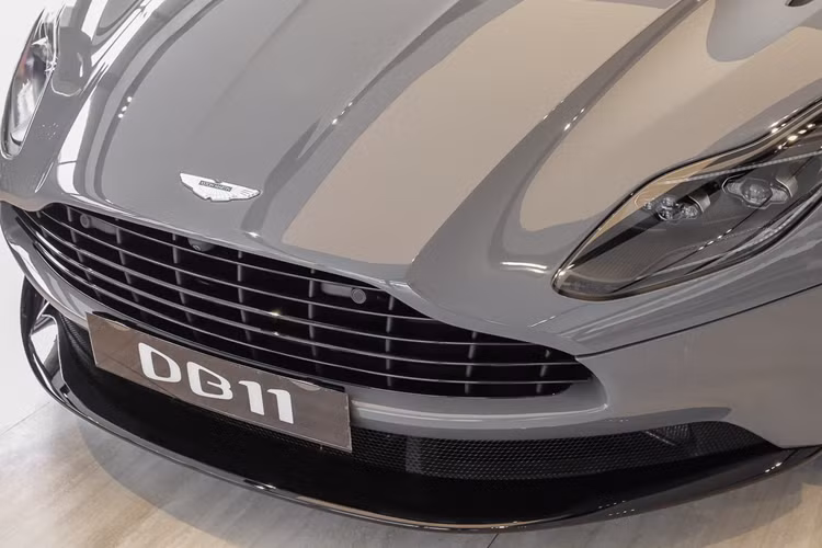 Xe thể thao hạng sang Aston Martin DB11 trang bị đến 2 loại động cơ khác nhau, 1 cỗ máy V12 danh tiếng và khi chọn lựa động cơ V8, tăng áp kép, dung tích 4.0 lít do Mercedes-AMG sản xuất, chủ nhân của xe Aston Martin DB11 tại Việt Nam còn hưởng được mức thuế tiêu thụ đặc biệt mới tốt hơn.