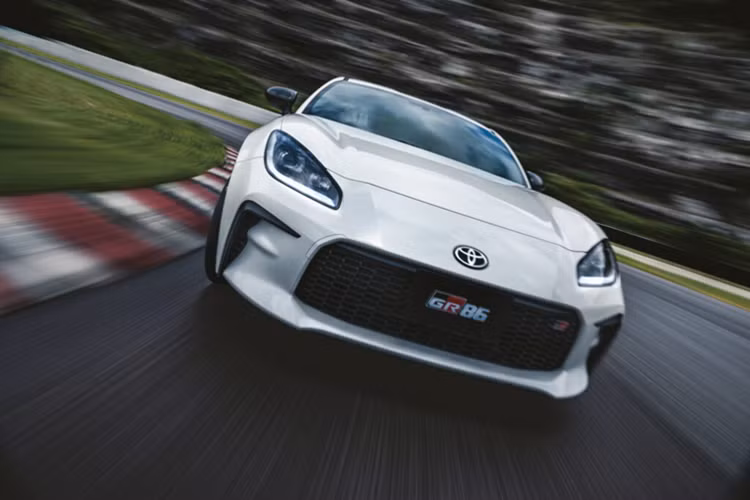 Mẫu xe Toyota GR86 thể thao phiên bản 2025 được trang bị nâng cấp nhằm mục đích xử lý sắc nét hơn và cảm giác nhận phản hồi tốt hơn từ mặt đường. Toyota đã cải tiến bộ giảm xóc và điều khiển trợ lực điện để phản ứng tốt hơn, từ đây tăng khả năng bám đường hơn.