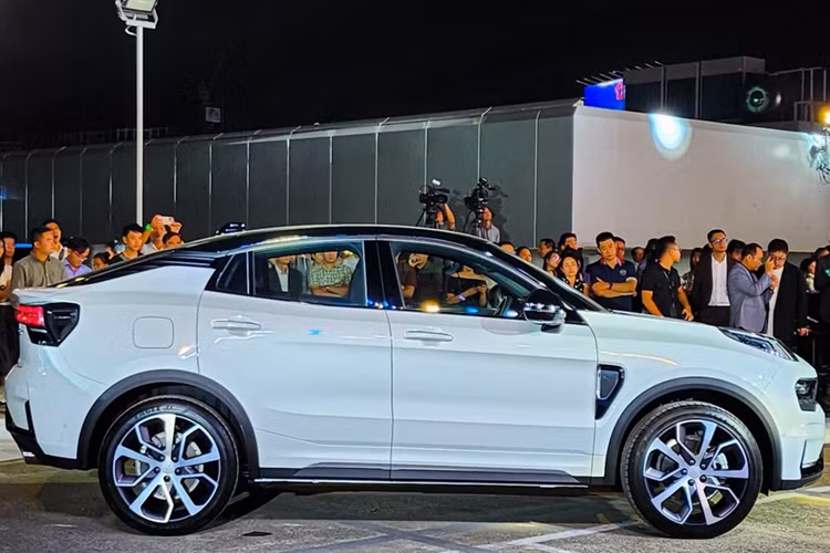 Lynk &amp; Co 05 tại Việt Nam là phiên bản SUV Coupe của mẫu 01. Xét trong phân khúc, mẫu xe này được xem là đối thủ trực tiếp của Peugeot 408 - mẫu xe mới nhất của thương hiệu Peugeot tại thị trường Việt Nam.