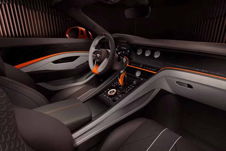 Thương hiệu siêu sang của Anh cho biết nguyên mẫu Batur Convertible Car #0 này đượcc sơn màu sơn satin Vermillion Gloss nổi bật kết hợp với các điểm nhấn bằng sợi carbon bóng loáng.