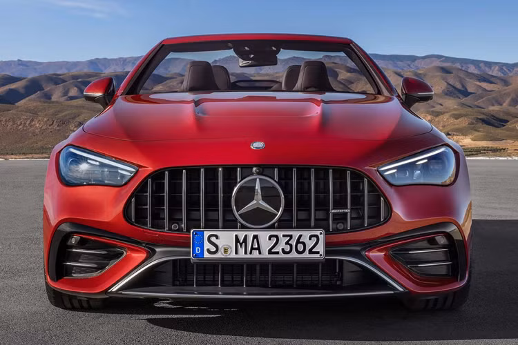 Vì là phiên bản AMG nên Mercedes-AMG CLE 53 Cabriolet 2024 mới được trang bị lưới tản nhiệt nan dọc hầm hố, cản trước thể thao hơn, các phần vè ốp hốc bánh xe rộng hơn cùng hệ thống xả kép.