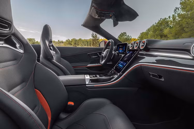 Mẫu xe có thể đóng mở mui trong vòng 20 giây và có thể đóng mở khi xe chạy ở tốc độ 60 km/h. Khi đóng mui, xe sẽ có dung tích khoang hành lý lên tới 385 lít và khi mở mui, dung tích khoang hành lý sẽ còn 295 lít.