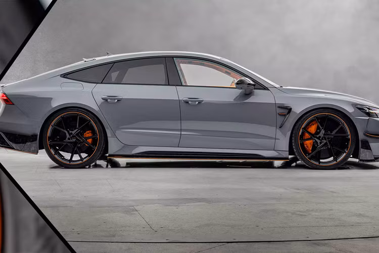 Không chỉ vậy, Audi RS7 phiên bản độ hiệu năng cực cao này còn được trang bị dây an toàn màu cam đồng điệu, đường chỉ đen tương phản, cùng với các chi tiết trang trí phức tạp trên tấm cửa, bảng điều khiển và bảng điều khiển trung tâm.